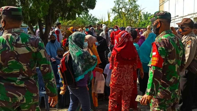 Petugas gabungan membubarkan antrean warga penerima BST dan PKH di Sumut.