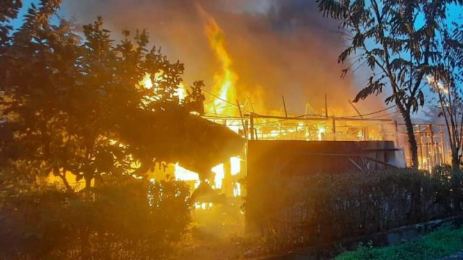 Rumah Sekda Kabupaten Yalimo dan 10 unit bangunan lainnya ludes terbakar.
