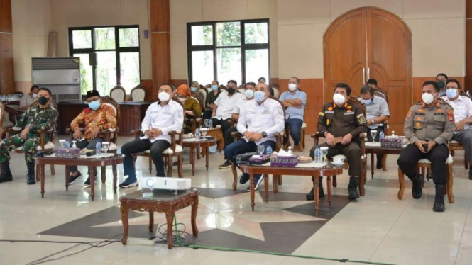 Bupati Tangerang Ahmed Zaki Iskandar menggelar rapat di Gedung Pendopo.