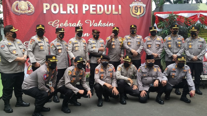 Para jenderal angkatan Kapolri bakti sosial di Jakarta