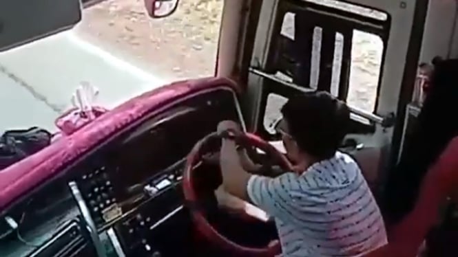 Rekaman video bus oleng yang viral di media sosial.