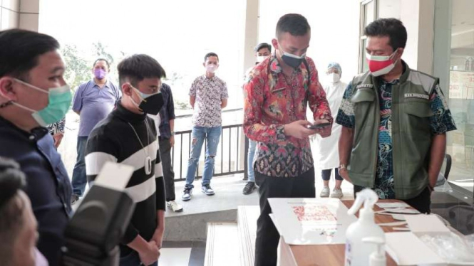Layanan mobile test COVID-19 swab/PCR yang difasilitasi oleh Hipmi Jawa Barat bekerja sama dengan SBK Labs di Gedung Baznas Soreang, Jalan Gading Tutuka, KM 21, Kabupaten Bandung, Senin, 2 Agustus 2021.