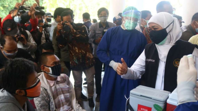 Gubernur Jawa Timur Khofifah Indar Parawansa meninjau vaksinasi dosis ketiga.