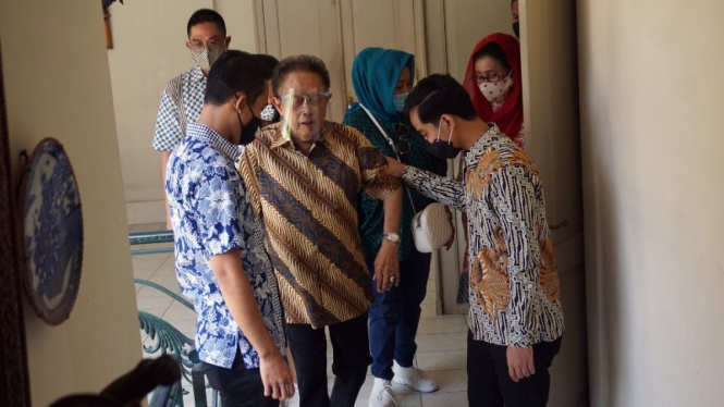 (tengah) Pemilik batik Danar Hadi, Santosa Doellah.