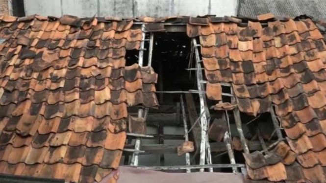 Atap rumah warga yang runtuh di Mampang Prapatan.