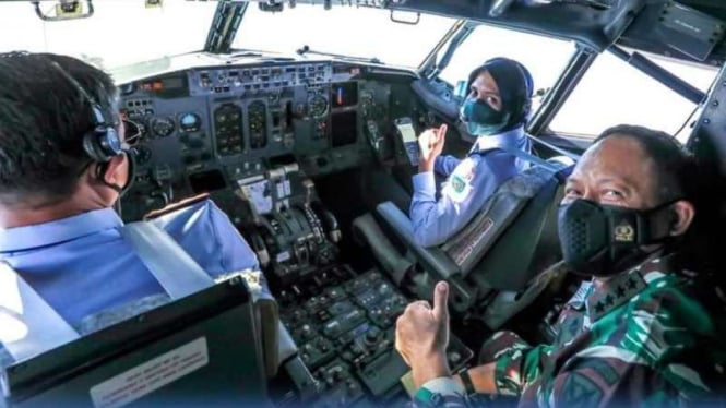 VIVA Militer: Marsekal TNI Fadjar Prasetyo di kokpit pesawat Boeing B-737