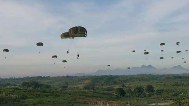 VIVA Militer: Prajurit Yonif Para Raider 305/Tengkorak melakukan serangan udara