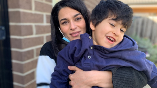 Roya Hamidavi dan putranyaÂ Aiden khawatir mereka akan tidak punya tempat tinggal lagi. (ABC News: Norman Hermant)