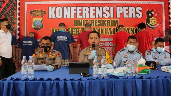 Kapolres Labuhan Batu, AKBP Deni Kurniawan saat menggelar konferensi pers.