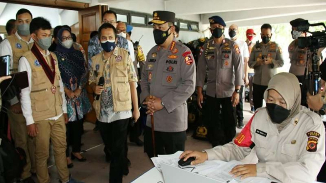 Kapolri Jenderal Listyo Sigit Prabowo meninjau vaksinasi di IPB