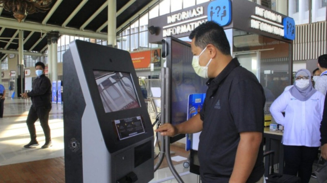  Calon penumpang pesawat melakukan check-in keberangkatan penerbangan.