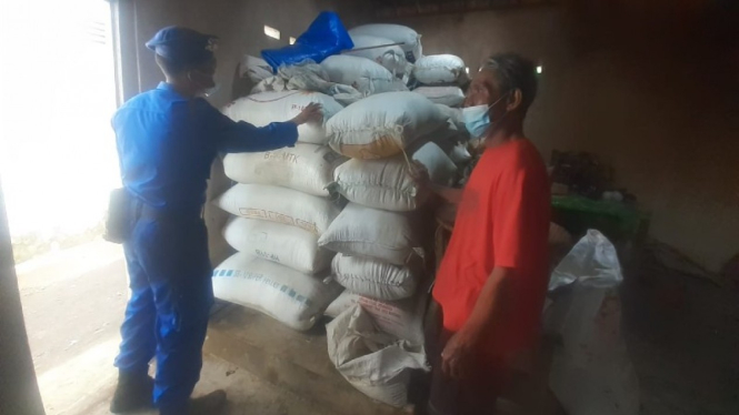 Polda DIY membeli beras hasil panenan petani yang saat ini menumpuk di gudang.