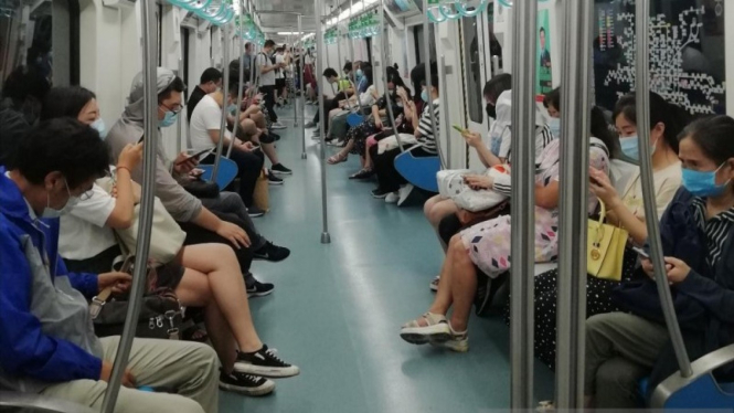 Suasana dalam kereta bawah tanah (subway) Line 10 di Beijing, China.