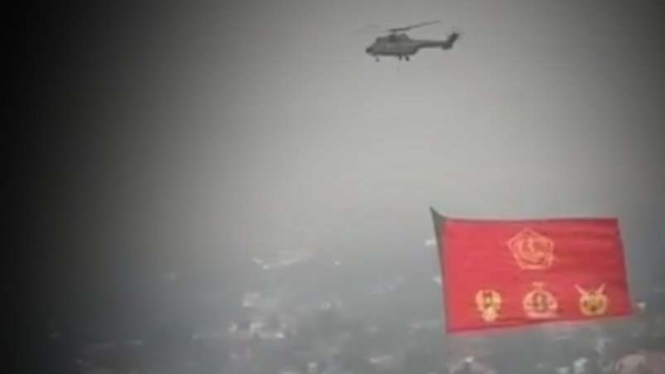 VIVA Militer: Bendera raksasa dibawa Helikopter TNI.