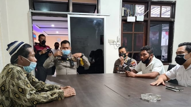 Pria berinisial AB (kiri) diinterogasi oleh polisi di Markas Polres Jember, Jawa Timur, Selasa, 3 Agustus 2021, atas tindakannya yang memberikan makanan ringan yang berisi benda tajam.