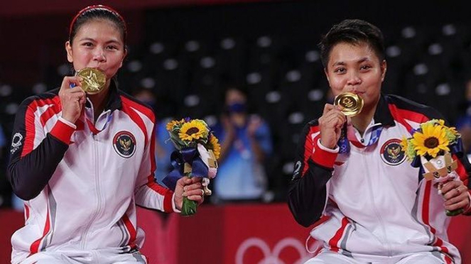 Pose kemenangan Greysia Polii  dan Apriyani Rahayu pada kompetisi badminton ganda putri Olimpiade Tokyo 2020