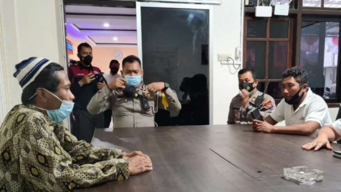 Pria berinisial AB (kiri) diinterogasi oleh polisi di Markas Polres Jember, Jawa Timur, Selasa, 3 Agustus 2021, atas tindakannya yang memberikan makanan ringan yang berisi benda tajam.