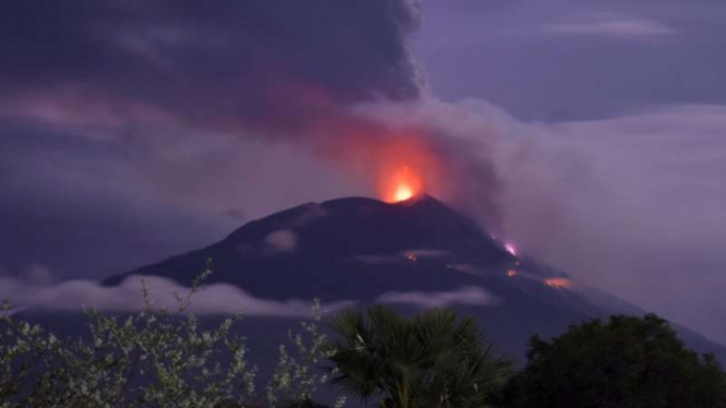 Ilustrasi - Gunung Api Ili Lewotolok di Kabupaten Lembata, Nusa Tenggara Timur (NTT), mengeluarkan material vulkanik erupsi, Minggu, 29 November 2020.