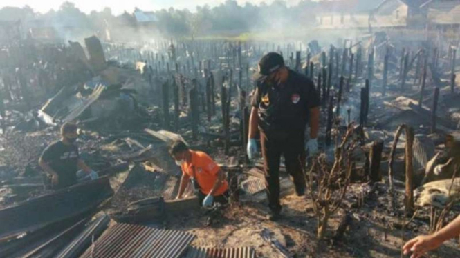 Tim Inafis Polres Kota Palangka Raya, Kalimantan Tengah, melakukan olah TKP di lokasi kebakaran yang terjadi di Kelurahan Tumbang Rungan, Selasa, 3 Agustus 2021.