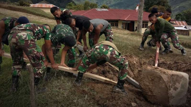 VIVA Militer: Prajurit Yonif 403/WP angkat batu prasasti di Papua.