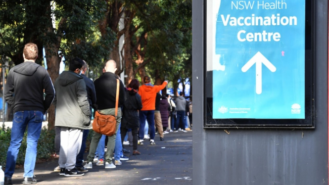 Warga muda di Australia sudah didesak ikut vaksinasi namun ada yang mengalami kesulitan ketika hendak mendaftar.. (AAP: Mike Tsikas)