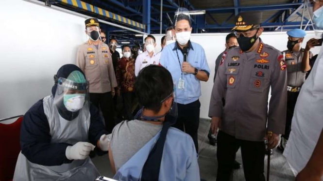 Kapolri Jenderal Listyo Sigit Prabowo meninjau vaksinasi buruh