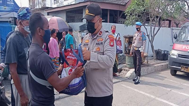 Polres Pelabuhan Tanjung Priok berikan bansos PPKM ke warga