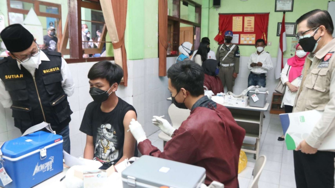 Vaksinasi bagi pelajar SMA dan SMK di Kota Malang.
