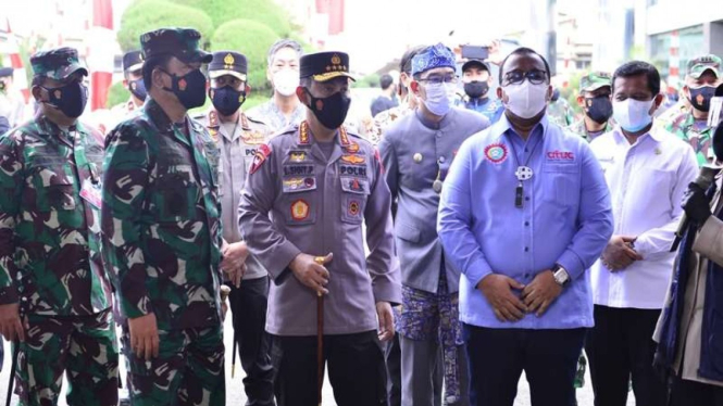Panglima TNI bersama Kapolri meninjau vaksinasi buruh di Sumedang