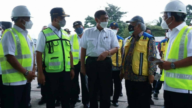 Menko Luhut hingga Gubernur DKI Anies Baswedan pantau sistem pengendalian banjir Jakarta.