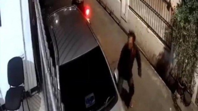 rekaman CCTV pencuri spion mobil mewah beraksi dalam hitungan detik.