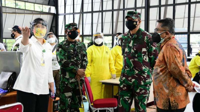 VIVA Militer: KSAU tinjau Sentra Vaksinasi Mahasiswa Indonesia di UI, Depok