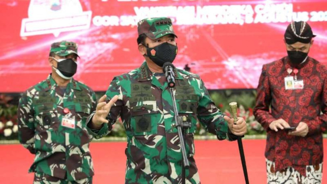 VIVA Militer: Panglima TNI ketika meninjau vaksinasi di GOR Jatidiri, Semarang