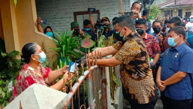 Wali Kota Medan Muhammad Bobby Afif Nasution meninjau secara langsung alias blusukan ke sejumlah lingkungan yang diisolasi seperti Lingkungan 23 Kelurahan Mangga, Kecamatan Medan Tuntungan, Kamis, 5 Agustus 2021.
