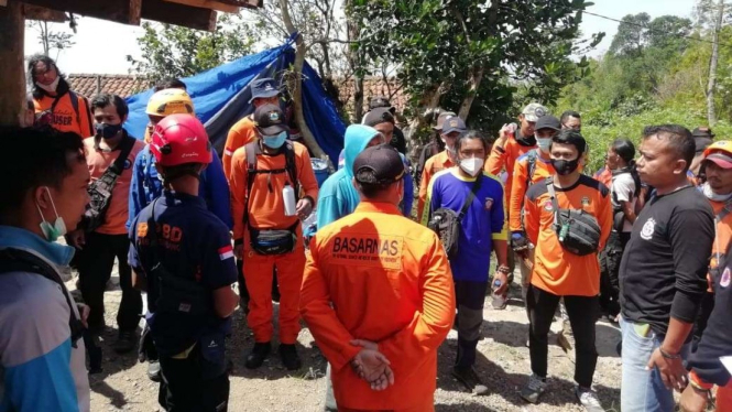 Tim SAR diturunkan untuk mencari warga yang tersesat di Gunung Ungaran.