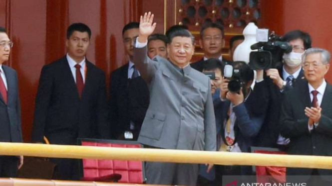 Presiden China Xi Jinping melambaikan tangan di Beijing, China, 1 Juli 2021