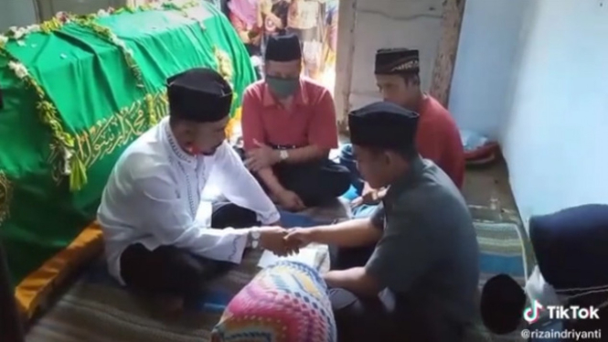 Pria Menikah di Depan Jenazah Ibunya sebelum Dimakamkan (TikTok@rizaindriyanti)