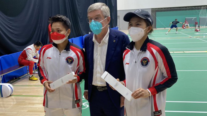 Greysia Polii/Apriyani Rahayu bersama Presiden IOC, Thomas Bach