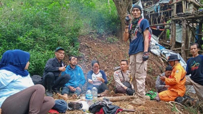 Tim SAR mengumpulkan tiga orang penyintas yang tersesat di Gunung Ungaran, Kabupaten Semarang, Jawa Tengah, sebelum dievakuasi ke Posko Nyatnyono, Ungaran Barat, Sabtu, 06 Agustus 2021.