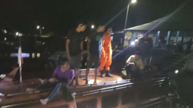 Tim SAR Ternate bersiap melakukan operasi pertolongan atas kecelakaan speedboat Habibi dan Hasiqah yang tabrakan di Perairan Pulau Bacan, Kabupaten Halmahera Selatan, Provinsi Maluku Utara, Jumat malam, 6 Agustus 2021.