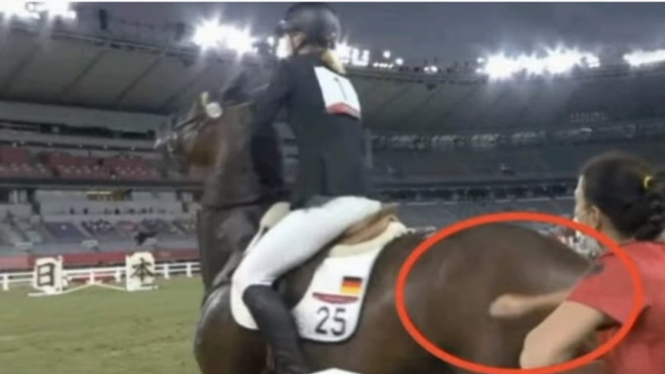 Pelatih pentathlon modern Jerman memukul kuda