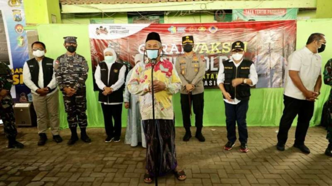 Ketua NU Jawa Timur Marzuqi Mustamar saat pelaksanaan vaksinasi COVID-19 berbasis komunitas di Pesantren Sabillurrosyad Kota Malang, Sabtu, 7 Agustus 2021.