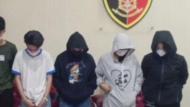 Polisi memperlihatkan lima orang, laki-laki dan perempuan, yang ditahan di kantor Polres Soppeng, Sulawesi Selatan, Sabtu, 7 Agustus 2021, setelah ditangkap karena disangka terlibat dalam prostitusi secara daring atau online.