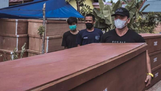 Seorang pengusaha pemilik hotel Grand Malioboro di kota Jambi, Bob Bee Builder, membagikan ratusan peti mati untuk pemakaman jenazah-jenazah pasien terinfeksi COVID-19 di sejumlah daerah di Sumatera, Jawa, dan Sulawesi.