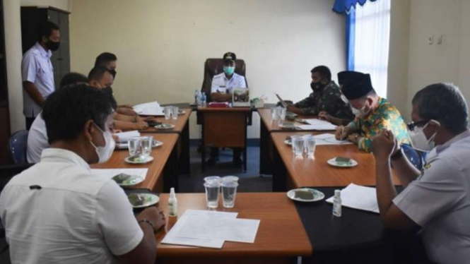Pemerintah Kabupaten Sintang, Kalimantan Barat, bersama pihak terkait menggelar rapat membahas solusi terhadap keberadaan Jamaah Ahmadiyah Indonesia di Kecamatan Tempunak, Sabtu, 7 Agustus 2021.