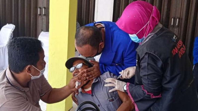 Pengemudi becak disuntik vaksin COVID-19 di Kota Lhokseumawe, Provinsi Aceh, Sabtu, 7 Agustus 2021.