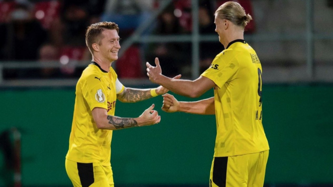 Erling Haaland dan Marco Reus merayakan gol Dortmund