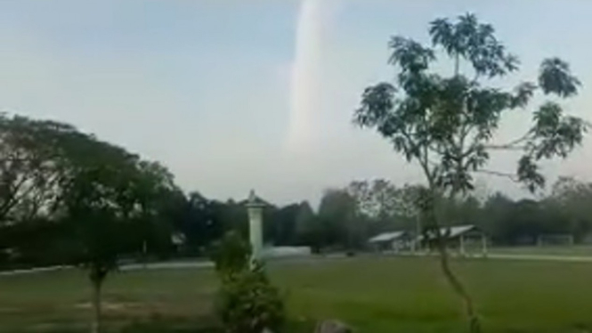 Viral Video Langit Terbelah di Pacitan (Facebook/Pacitan Network)