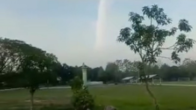 Viral Video Langit Terbelah di Pacitan