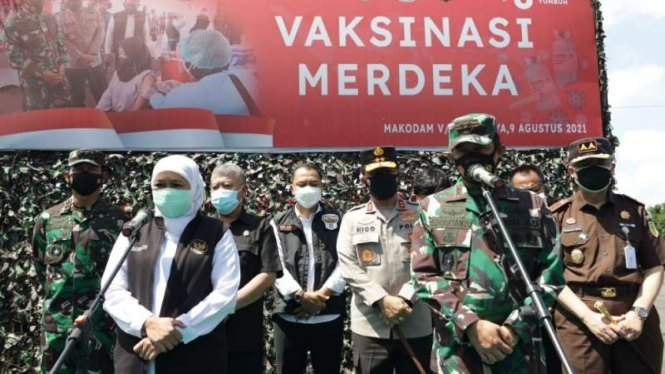 Gubernur Jawa Timur Khofifah Indar Parawansa dalam kegiatan vaksinasi COVID-19 secara massal di Markas Kodam V/Brawijaya di Surabaya, Senin, 9 Agustus 2021.